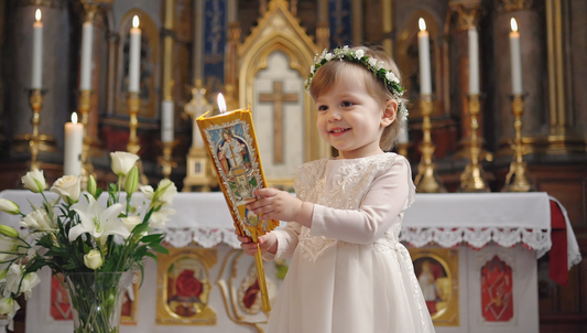 Pierwsza Komunia Święta – Znaczenie Sakramentu i Symbolika Gromnicy 🕯️✨